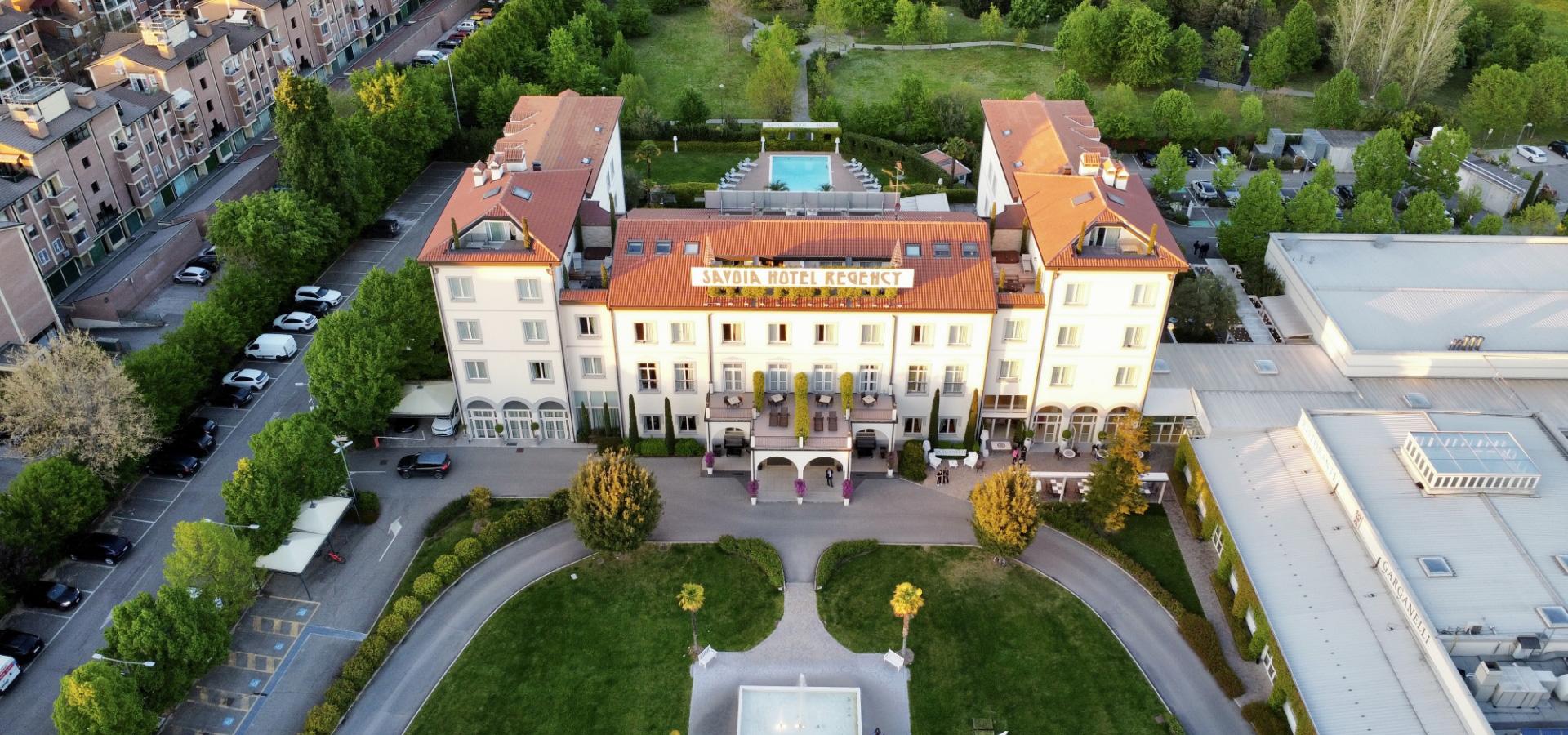 Vista aerea del Savoia Hotel Regency con piscina e giardino.