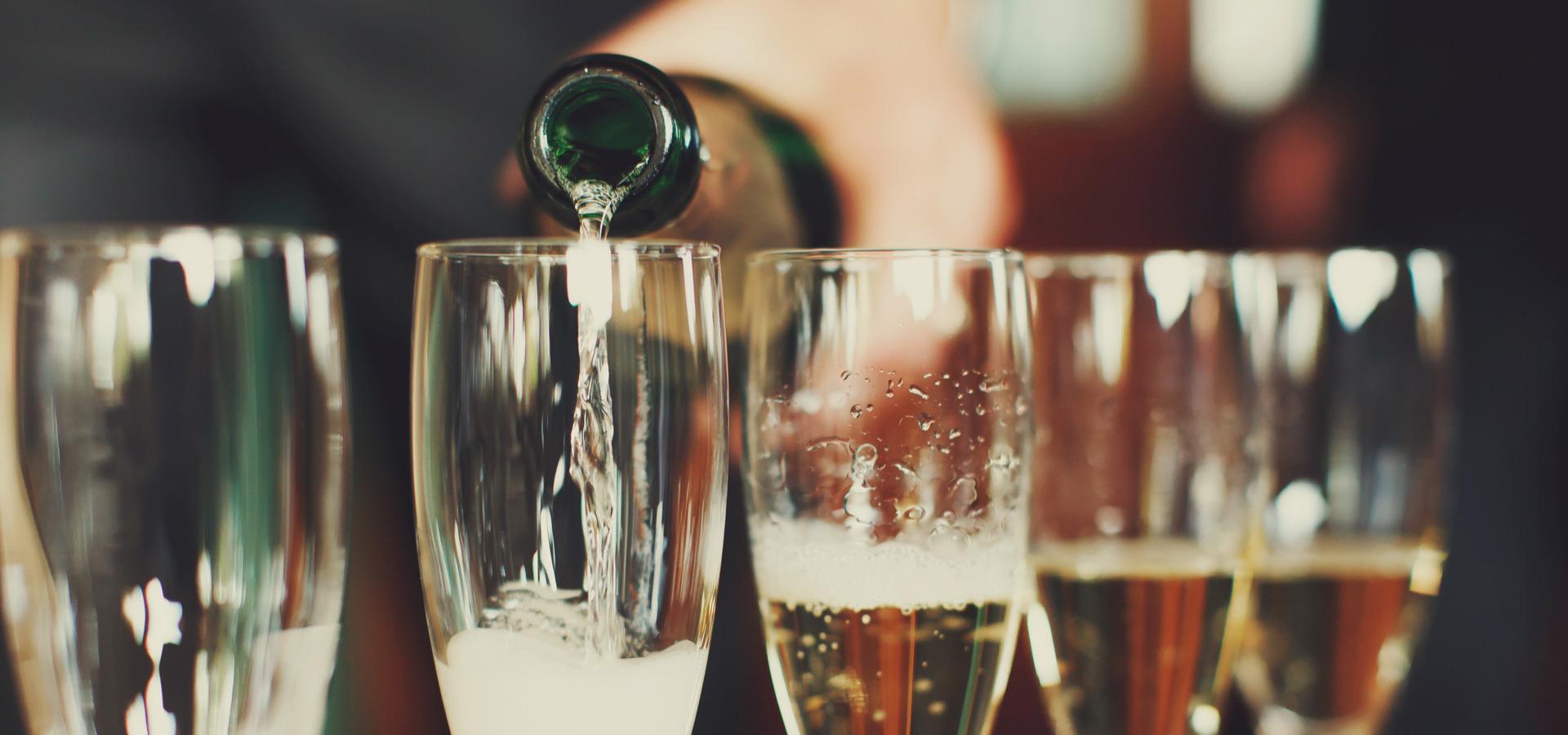 Versamento di champagne in bicchieri di flûte durante una celebrazione.