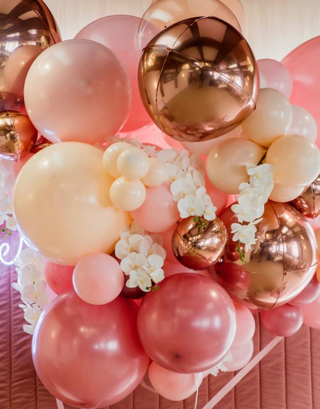 Decorazione con palloncini rosa e dorati per una festa di compleanno.