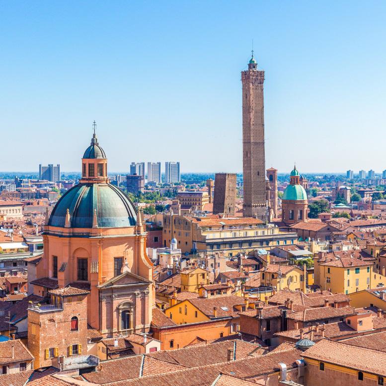 Panorama di Bologna con le sue torri medievali e cupole.